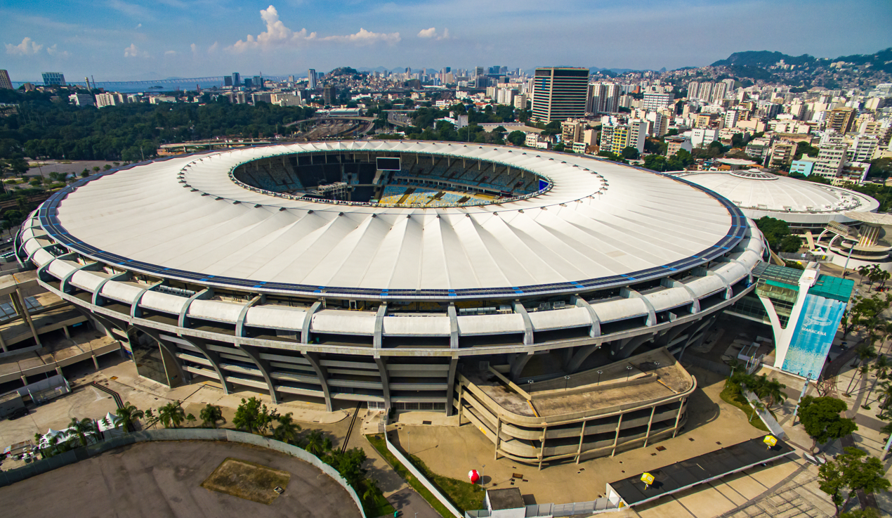 O Maracanã, lar de partidas históricas, é um lugar mágico onde a paixão pelo futebol se materializa em cada lance, em cada grito de gol.
