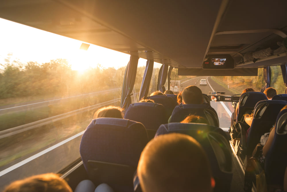 O aluguel de ônibus é uma opção cada vez mais utilizada por empresas que buscam soluções eficientes e econômicas para o transporte de seus colaboradores.